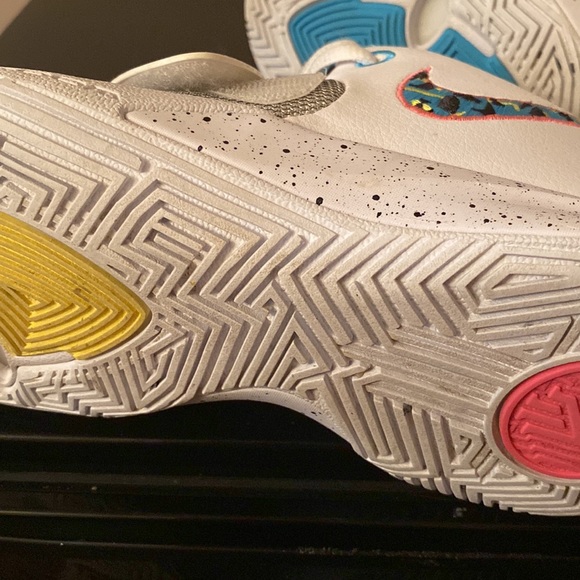 Nike Kyrie Kids Size 6.5Y Tennis Shoes - Picture 6 of 6